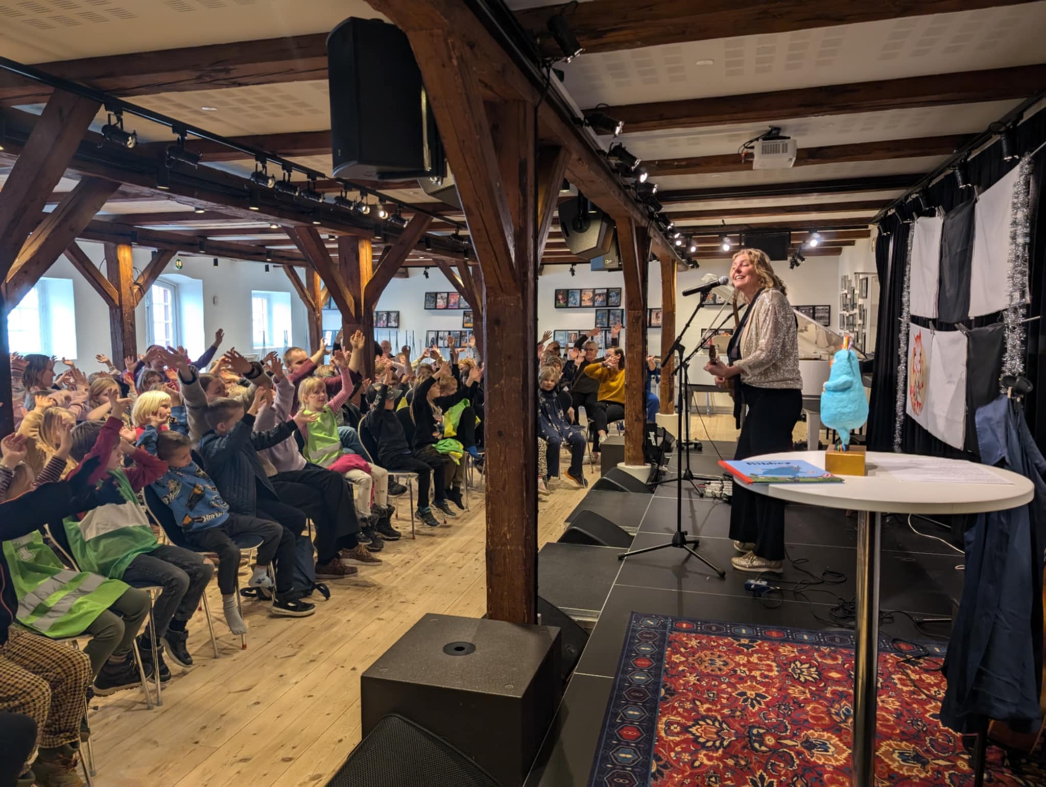 Musikerduoen Sille og Palle spiller for 0. og 1. klasser til Bibber-fernisering