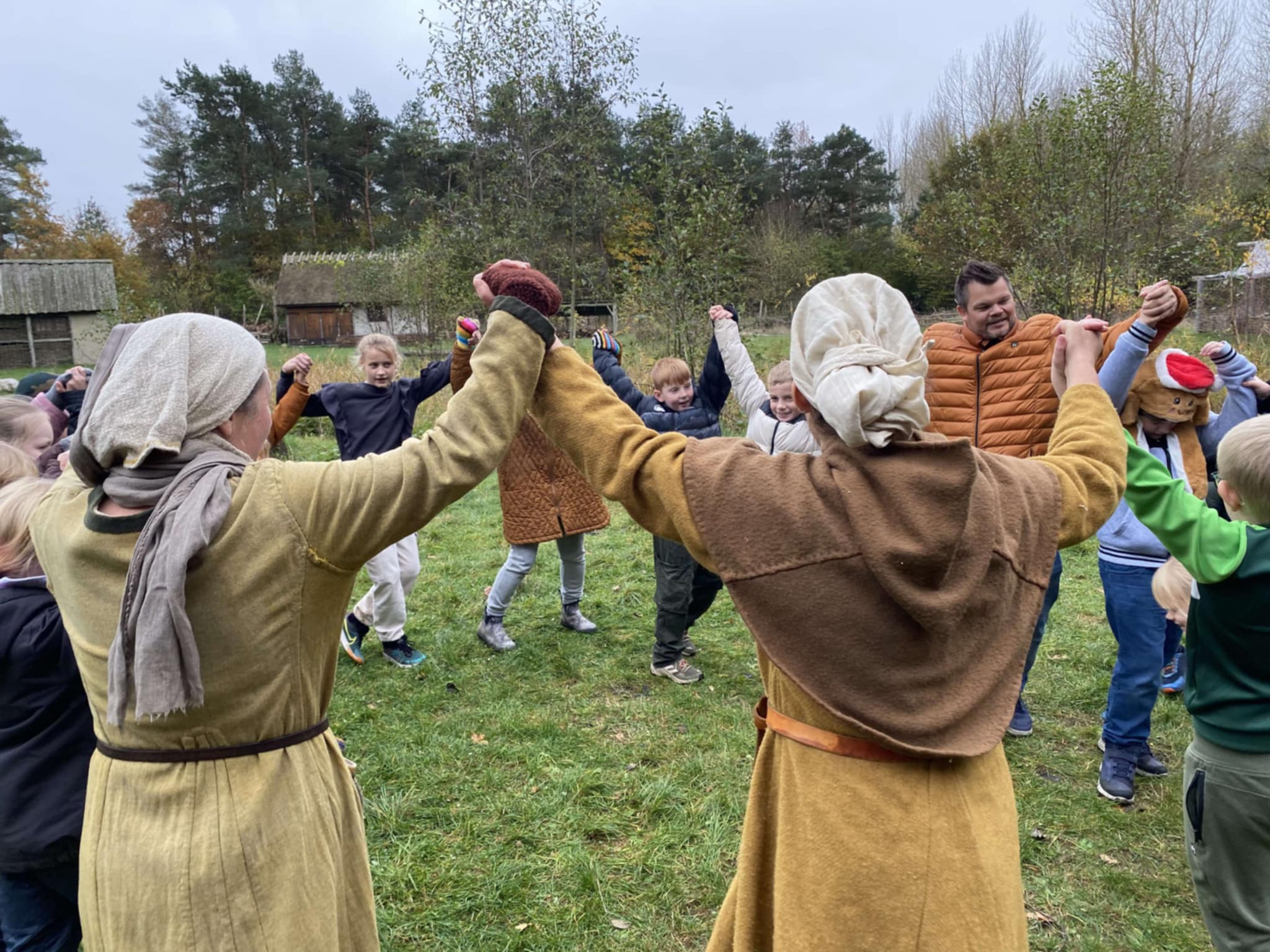 3. klasse fra Vallekilde-Hørve Friskole laver kædedans på Ulvsborg Historisk Værksted