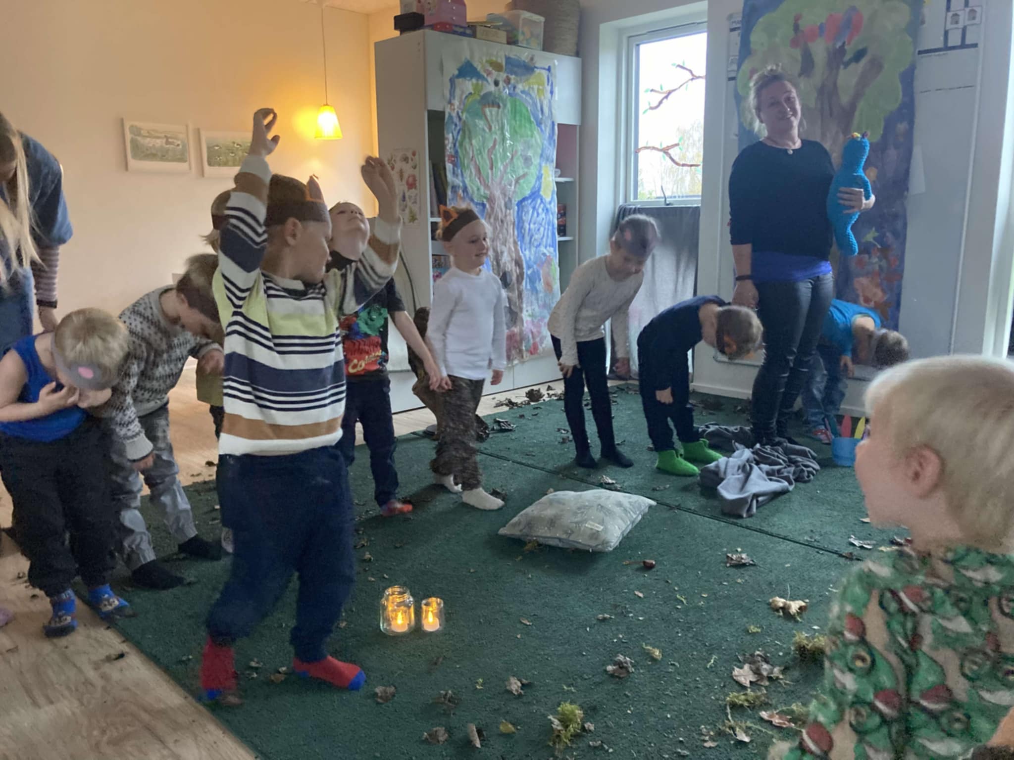 Børnehavebørn fra Spiren bukker for publikum til deres Bibber-arrangement "Bibber i skoven"