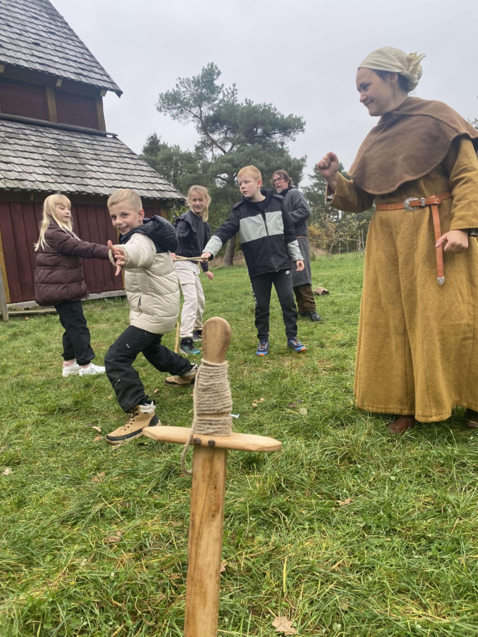Gruppe elever leger udenfor lege fra middelalderen