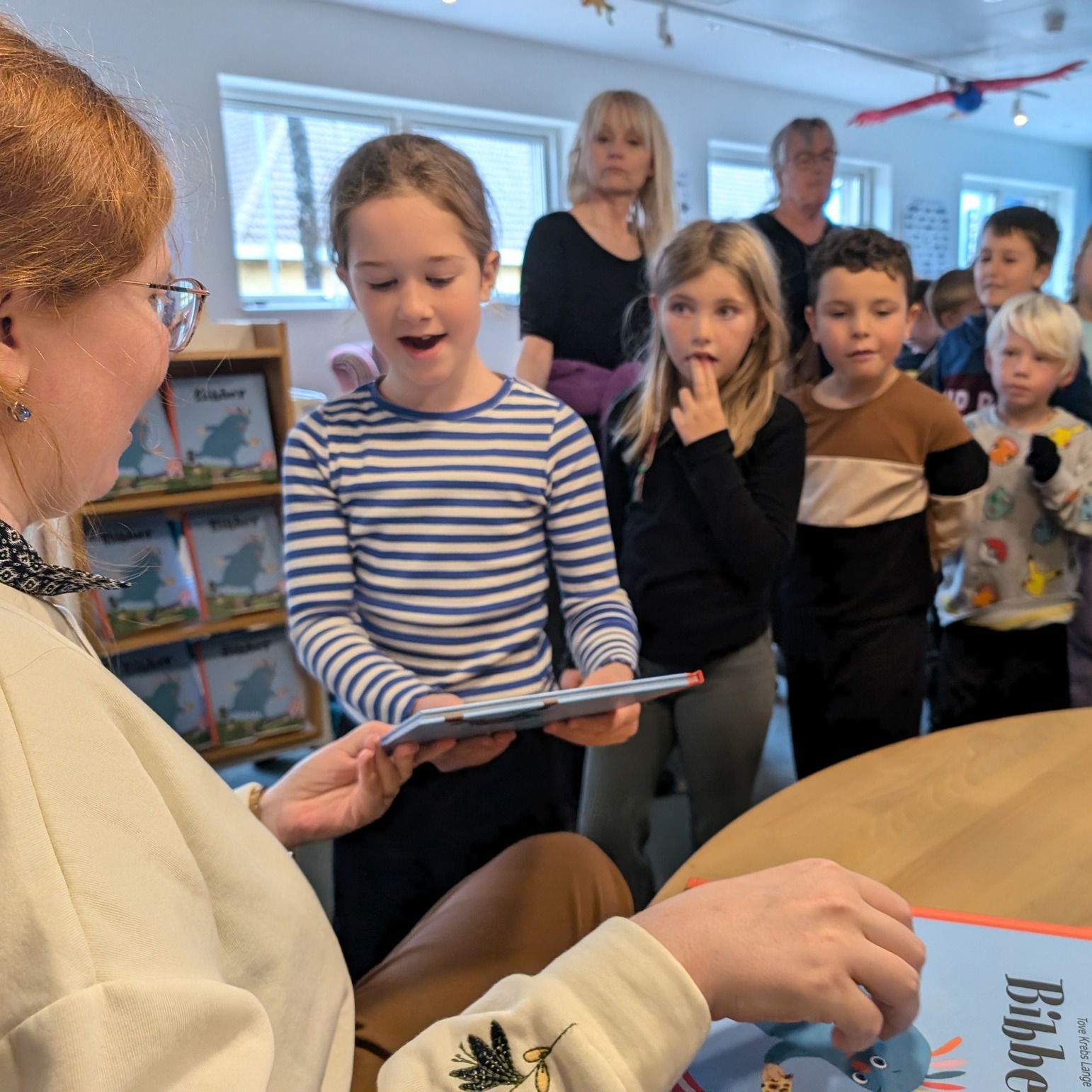 Nykøbing Skoles 1.a modtager Bibber-bøger