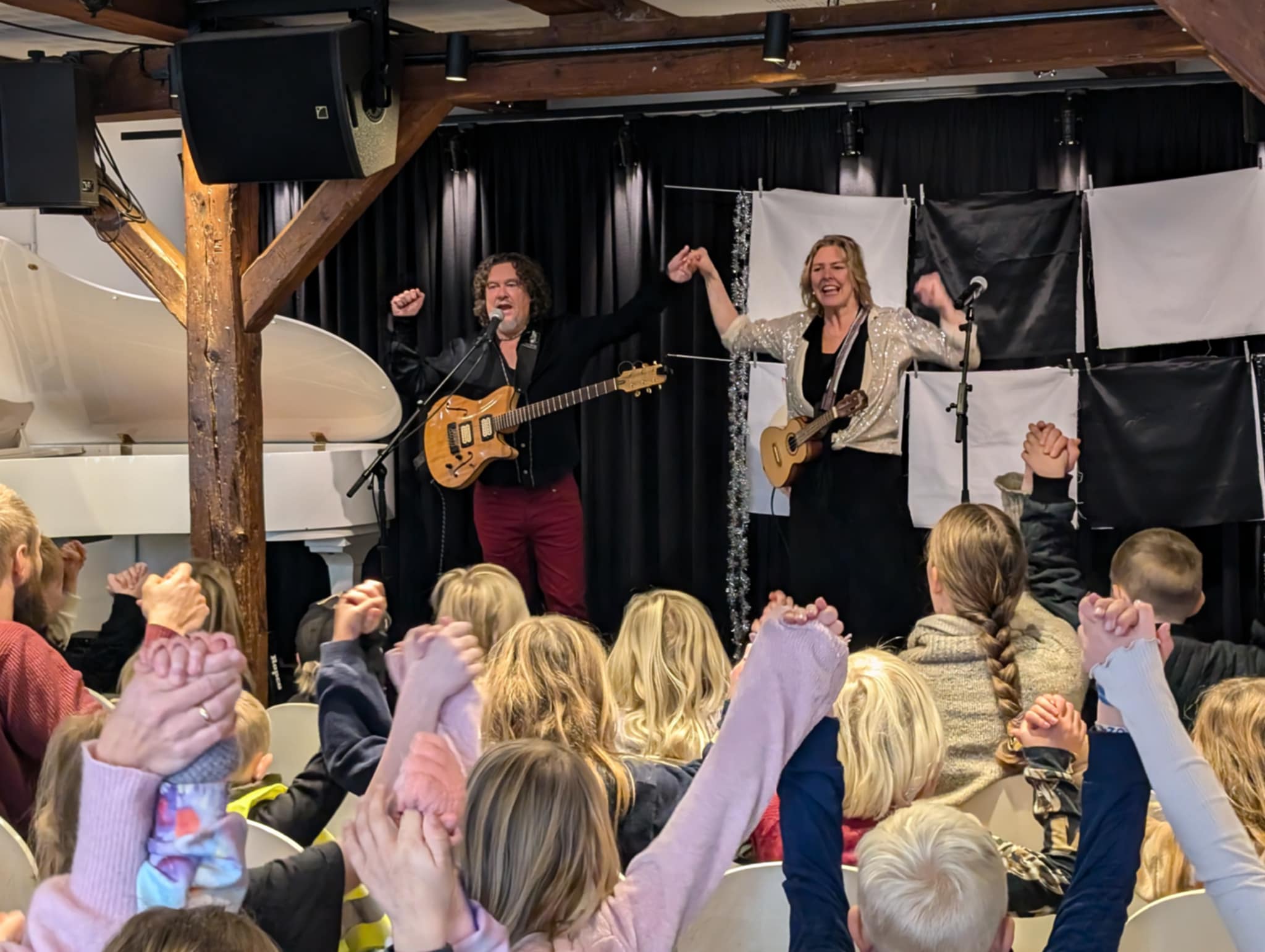 Musikerduoen Sille og Palle spiller for 0. og 1. klasser til Bibber-fernisering