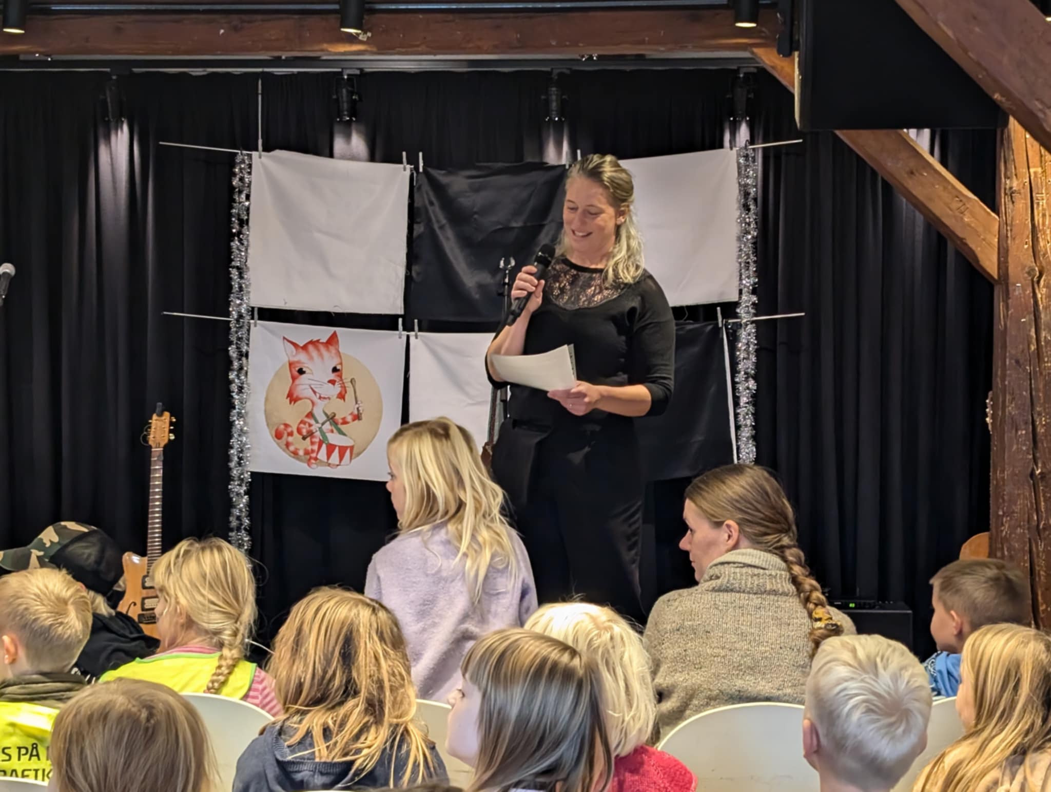 Biblioteksleder Sarah Malou Strandvad byder velkommen til Bibber-fernisering