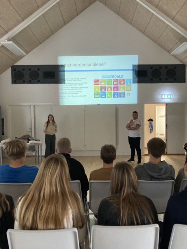 Verdensmålsambassadører fra Verdens Bedste Nyheder har holdt oplæg for 6 klasser i udskolingen om verdensmålene