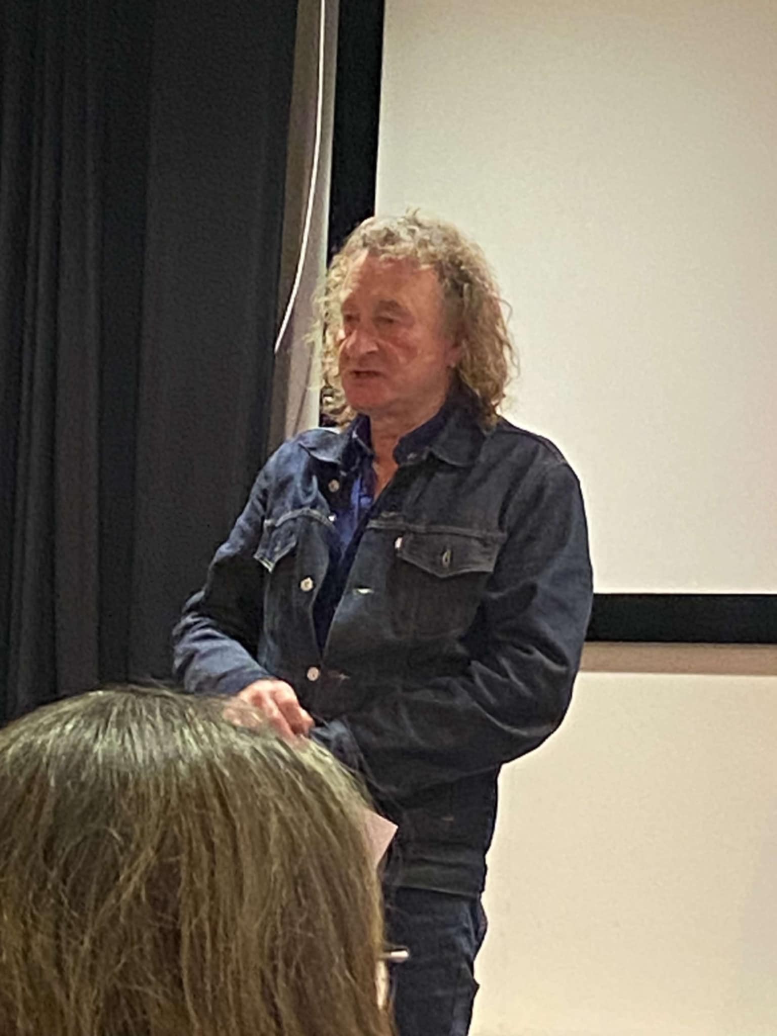 Forfatter Peter Nordahl holdt foredrag om sit og Rasmus Bregnhøis "Hunden Ib" til læsekonferencen for pædagoger i Aksen