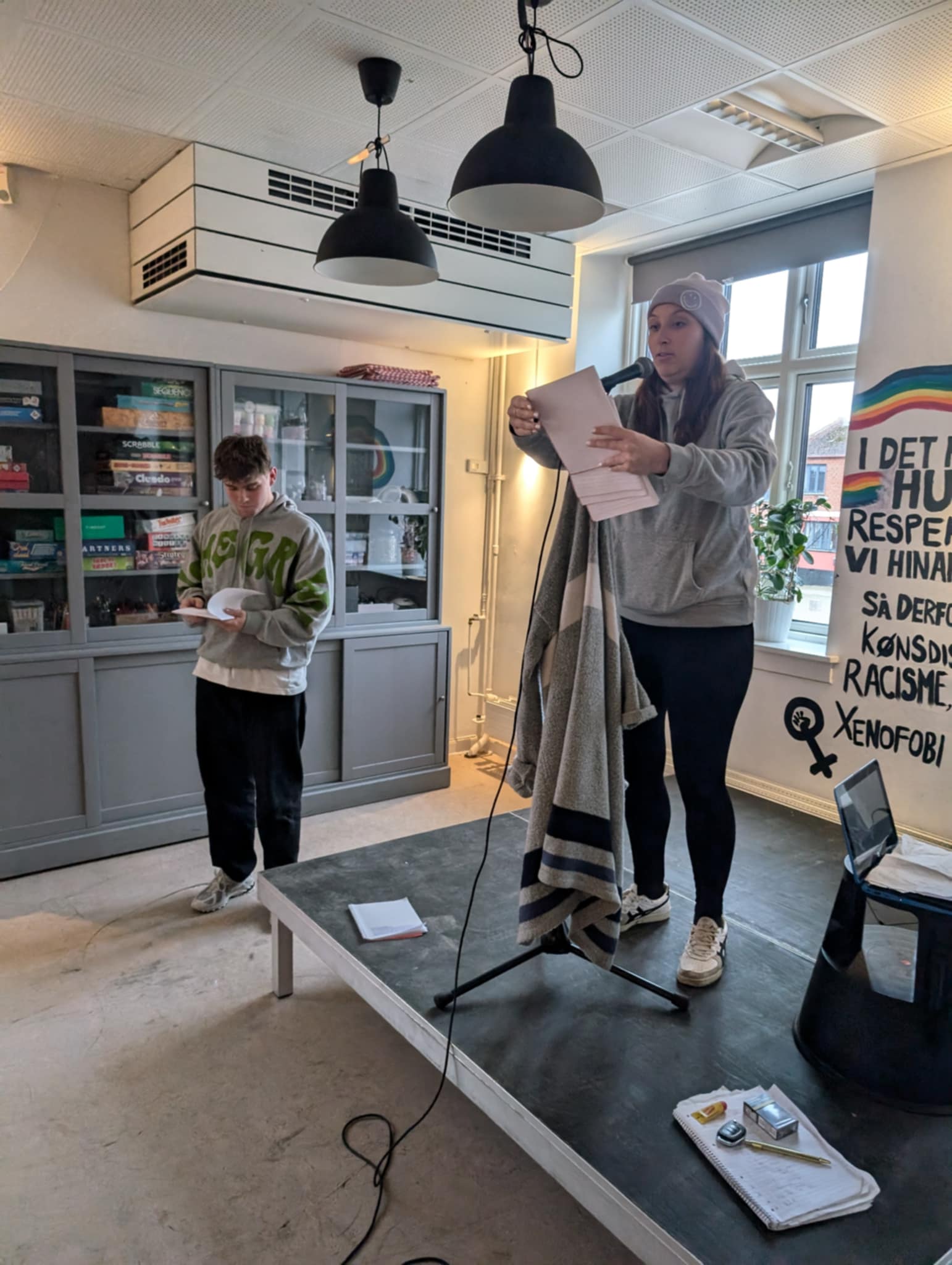 Komikere Tanja Bønke og William Christensen læser elevernes jokes op fra standup-workshop