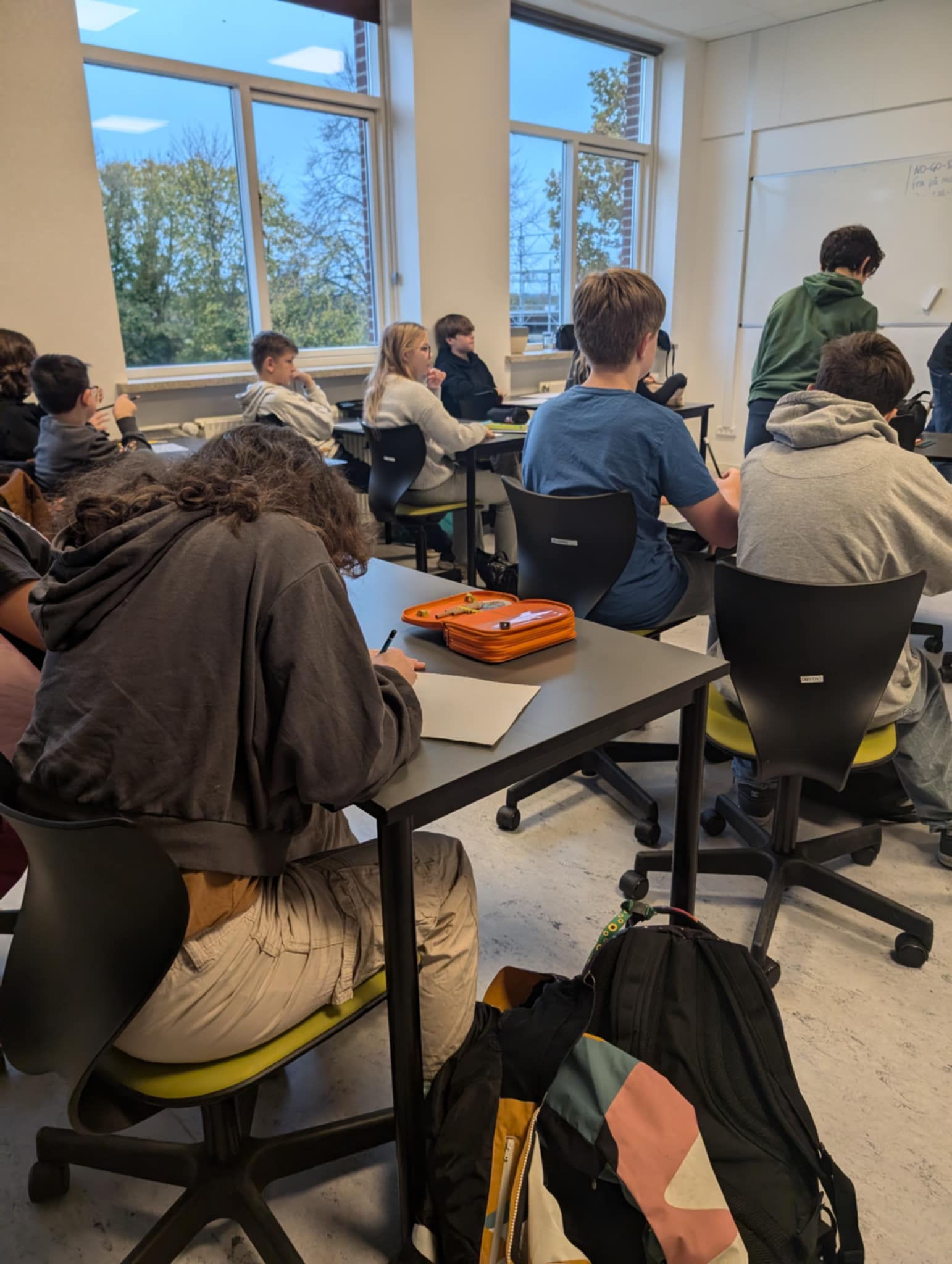 Elev er i gang med at tegne til tegneserieworkshop med Palle Schmidt