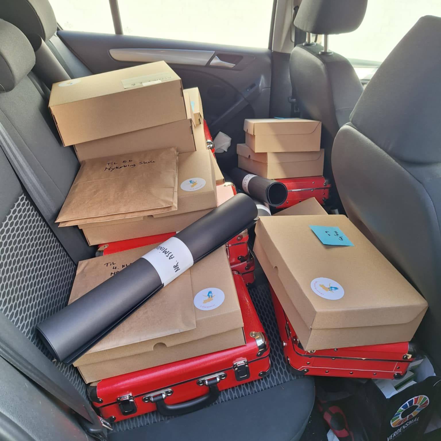 Bilen er pakket med litteraturkufferter, som festivalen skal aflevere til skolerne.