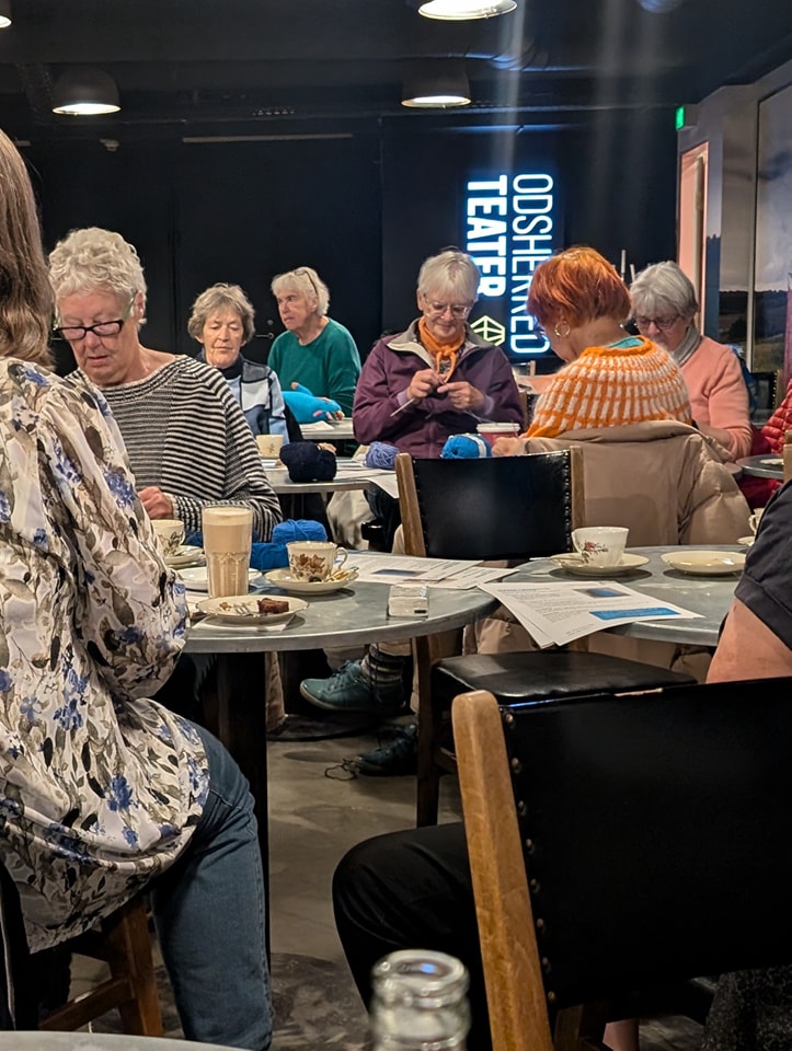 Frivillige strikker Bibber-bamser