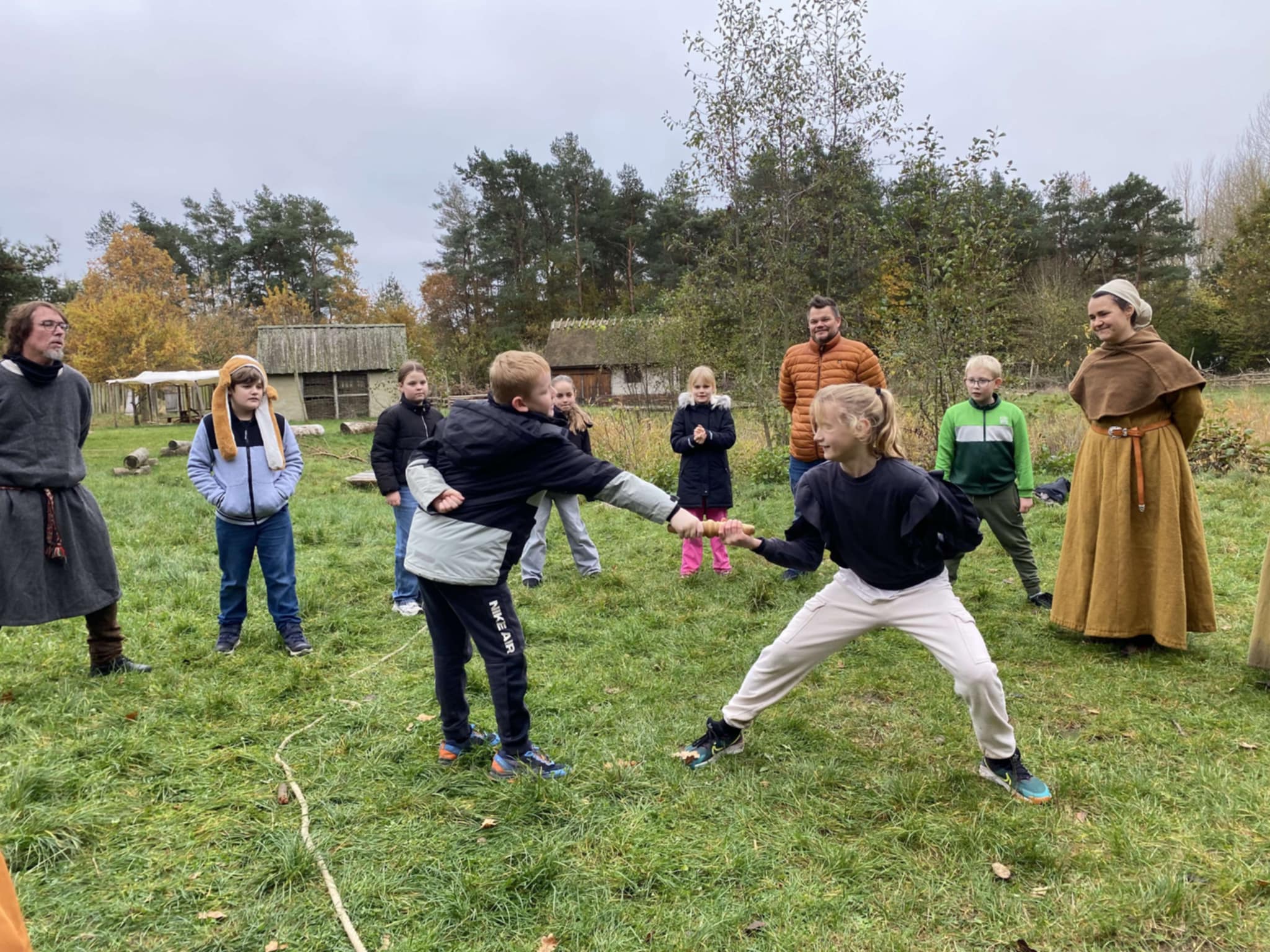 Gruppe elever leger udenfor lege fra middelalderen