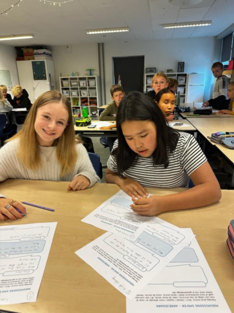 Elever finder på sms'er, de skal lave til deres sms-video