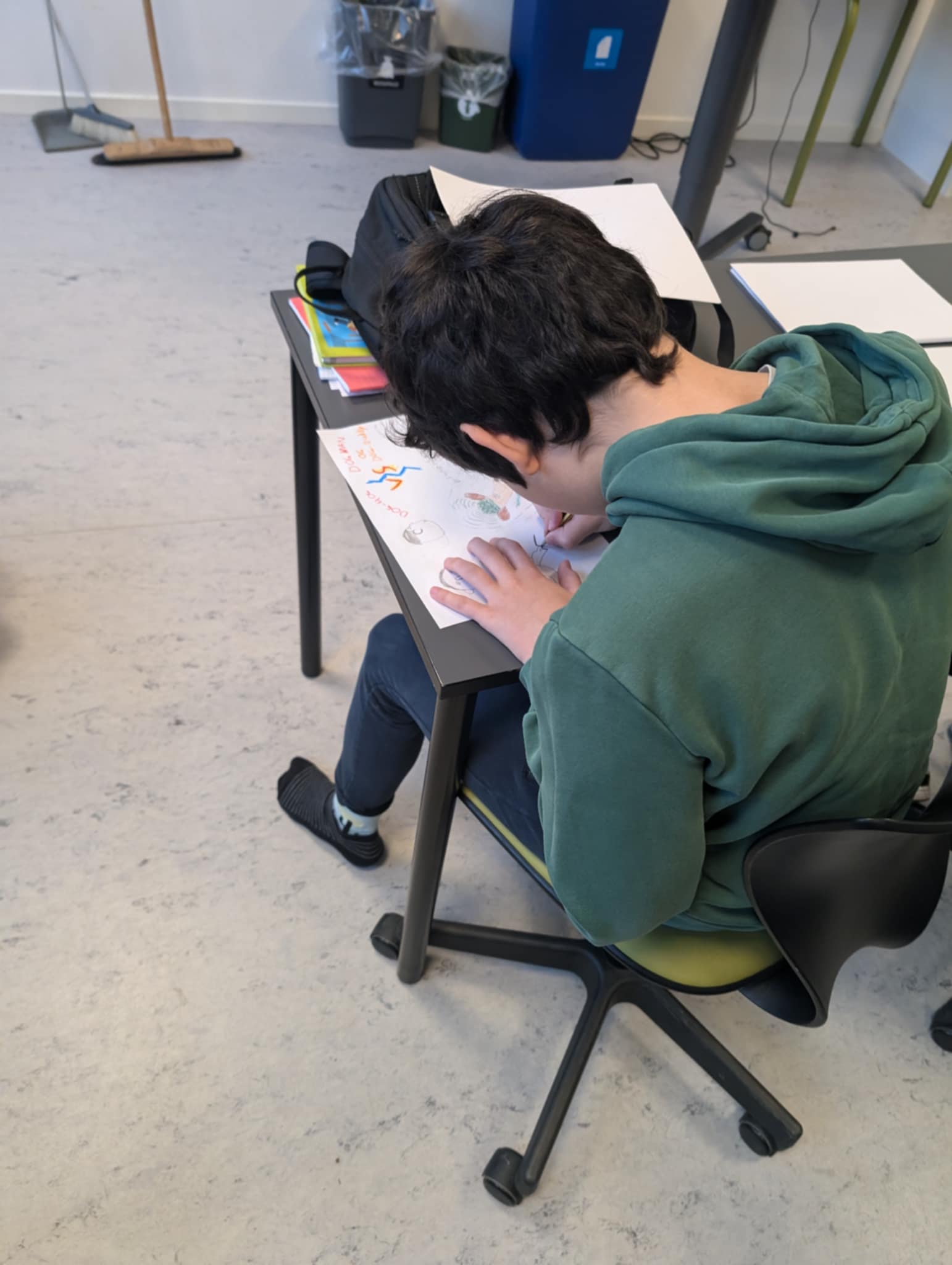 Elev er i gang med at tegne til tegneserieworkshop med Palle Schmidt