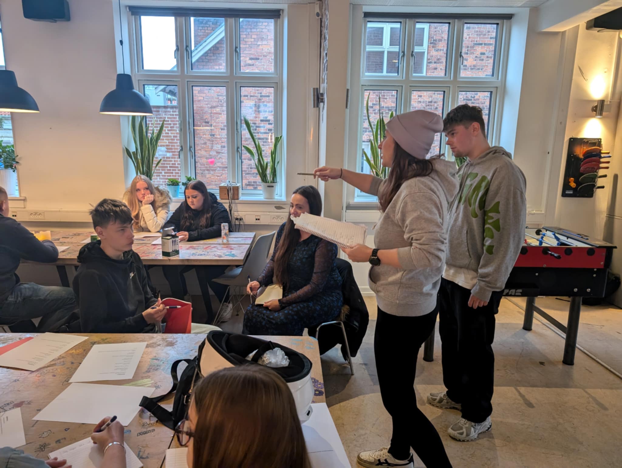 Komikere Tanja Bønke og William Christensen holder standup-workshop i Ungehuset i Nykøbing med elever fra udskolingen