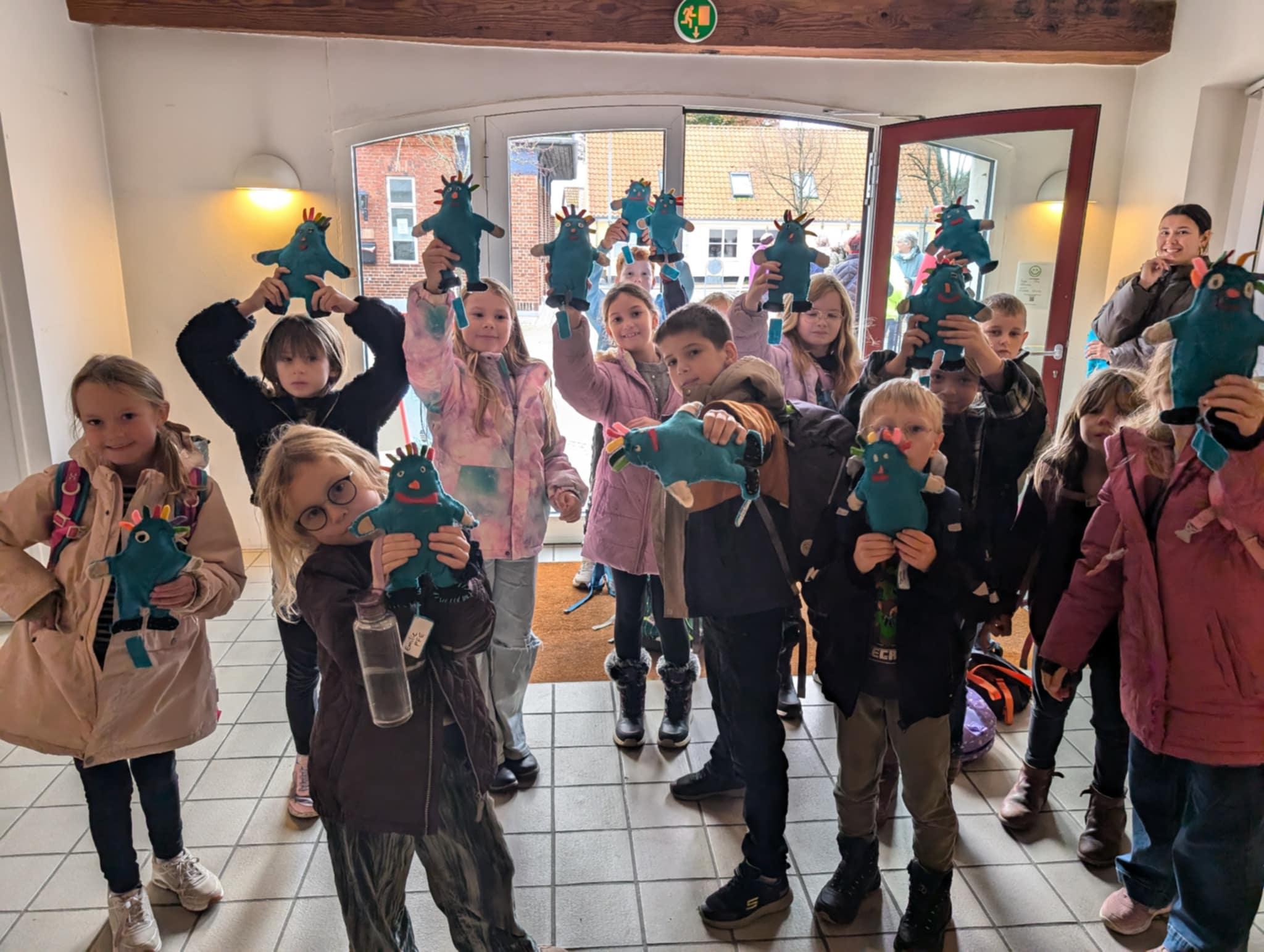 Fårevejle Friskoles 2. klasse står med Bibber-bamser, som de har syet i filt