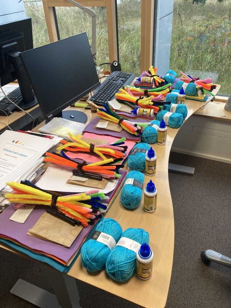 Materialer til litteraturkuffert klargjort