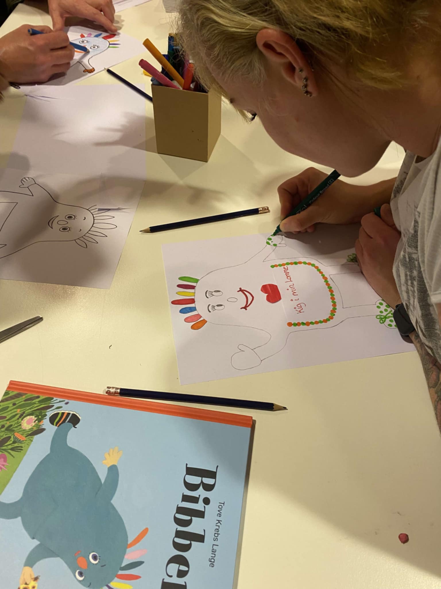 Pædagogerne skulle tegne deres egne Bibbere til læsekonferencen for pædagoger i Aksen