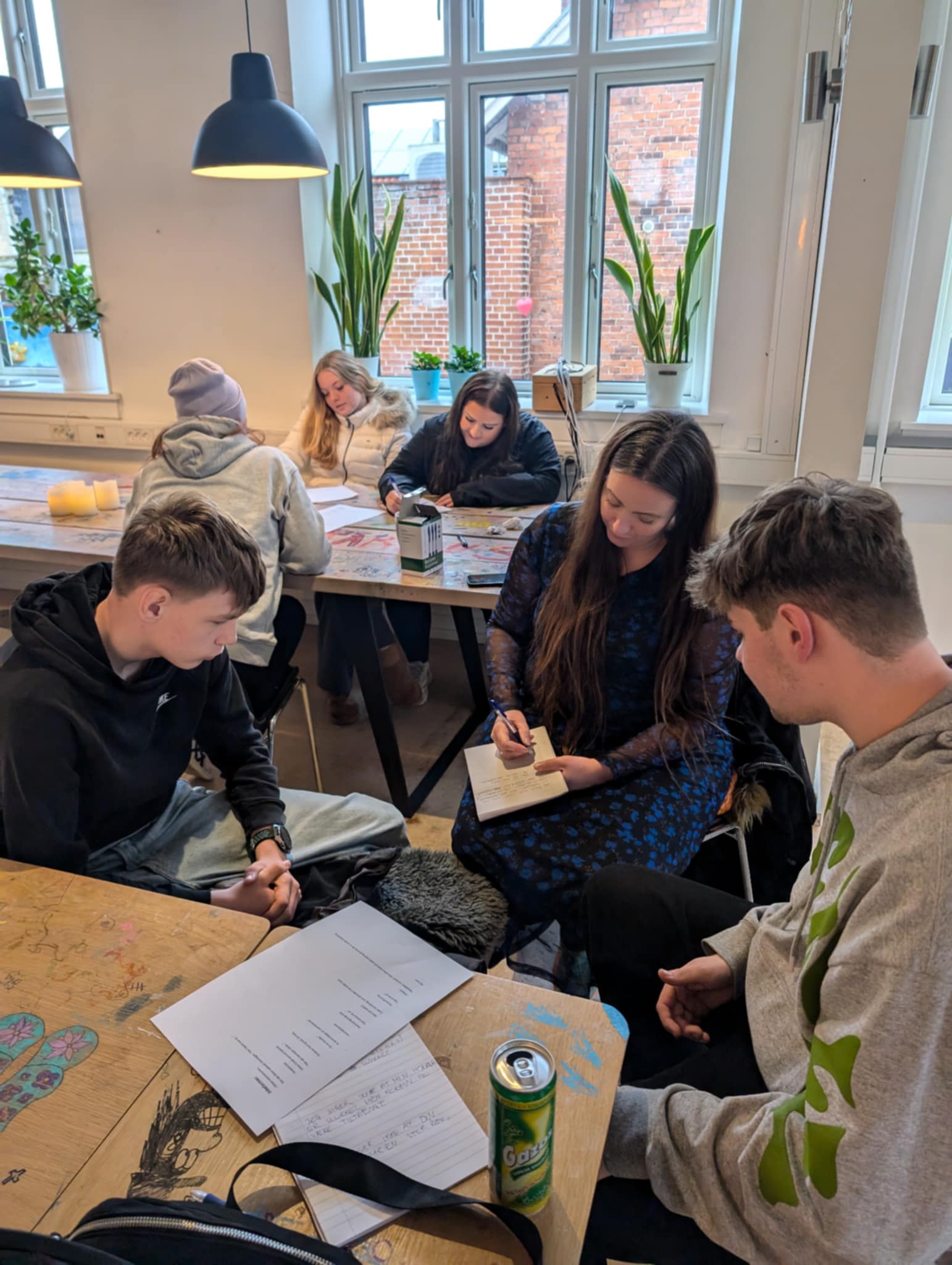 Elever i udskolingen finder på jokes til standup-workshop