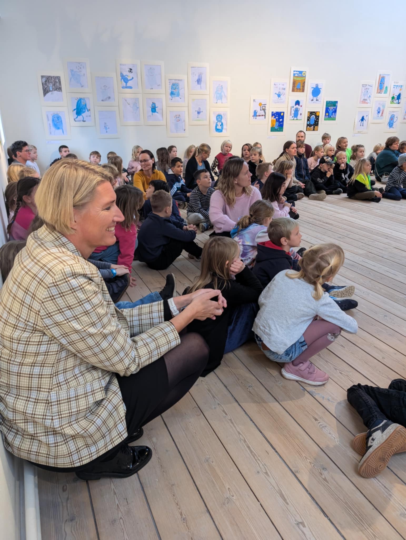 Borgmester Karina Vincentz sidder sammen med 0. og 1. klasser til Bibber-fernisering