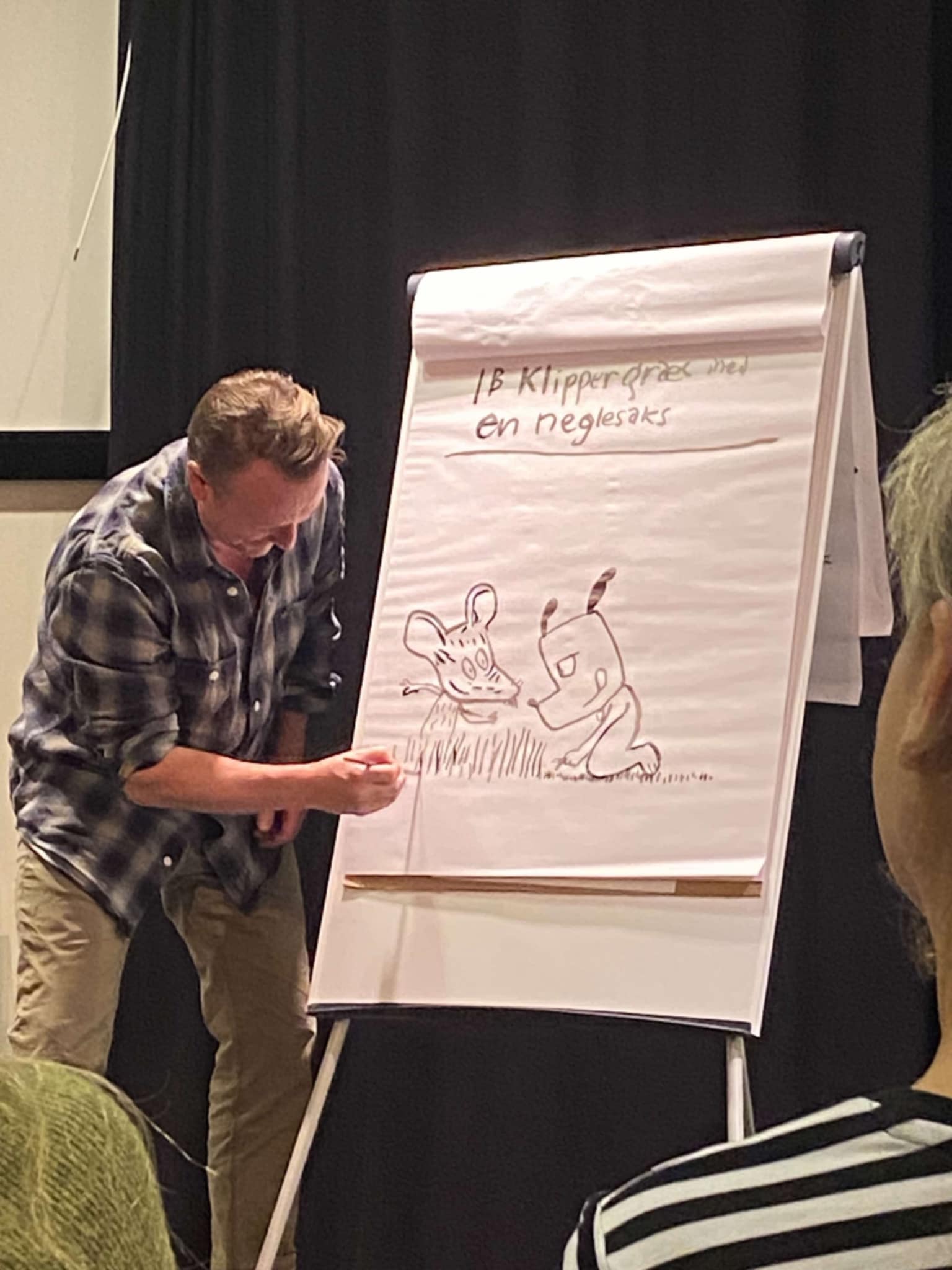 Illustrator Rasmus Bregnhøi tegner Hunden Ib til foredrag under læsekonferencen for pædagoger i Aksen