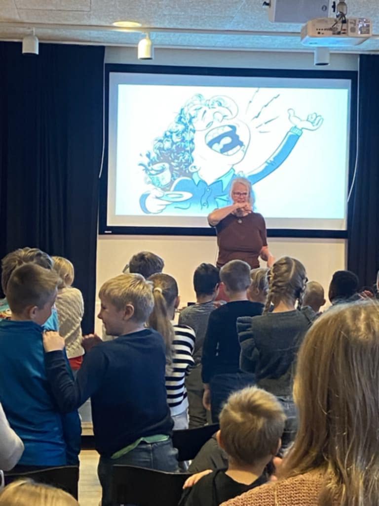 Forfatter Bodil El Jørgensen holder forfatterforedrag for 2.-3. klasser i Aksen