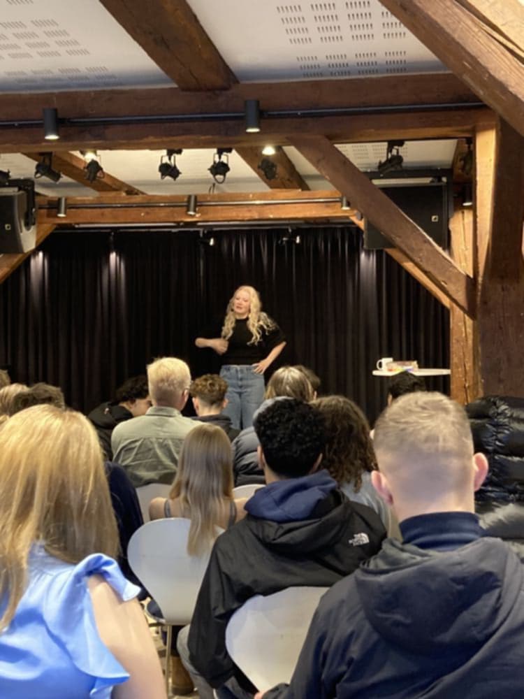 Forfatterforedrag med forfatter og komiker Sanne Søndergaard i Pakhuset med elever i 8.-9. klasse