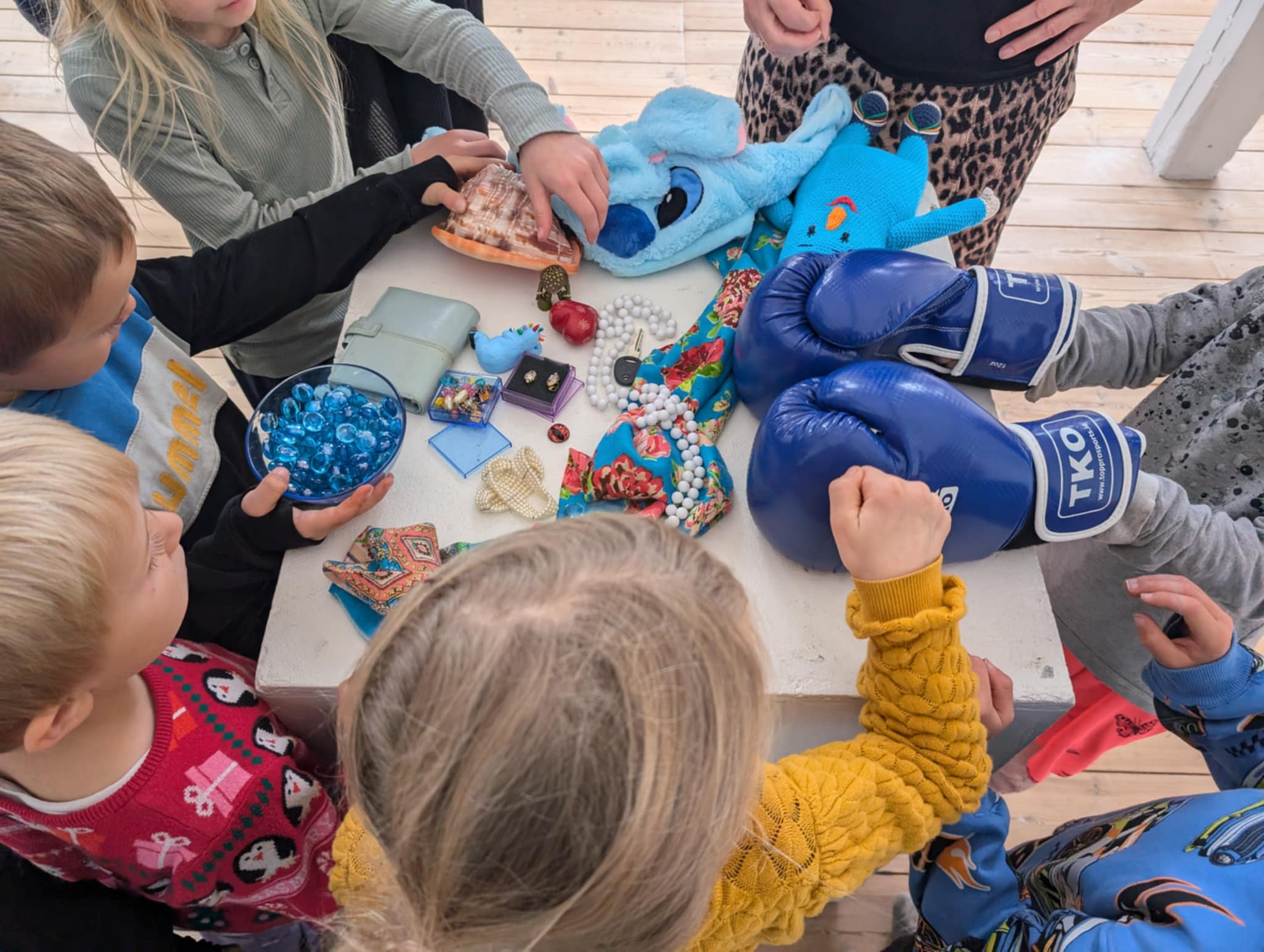 Elever har fundet genstande i udstillingen, de synes er mest spændende