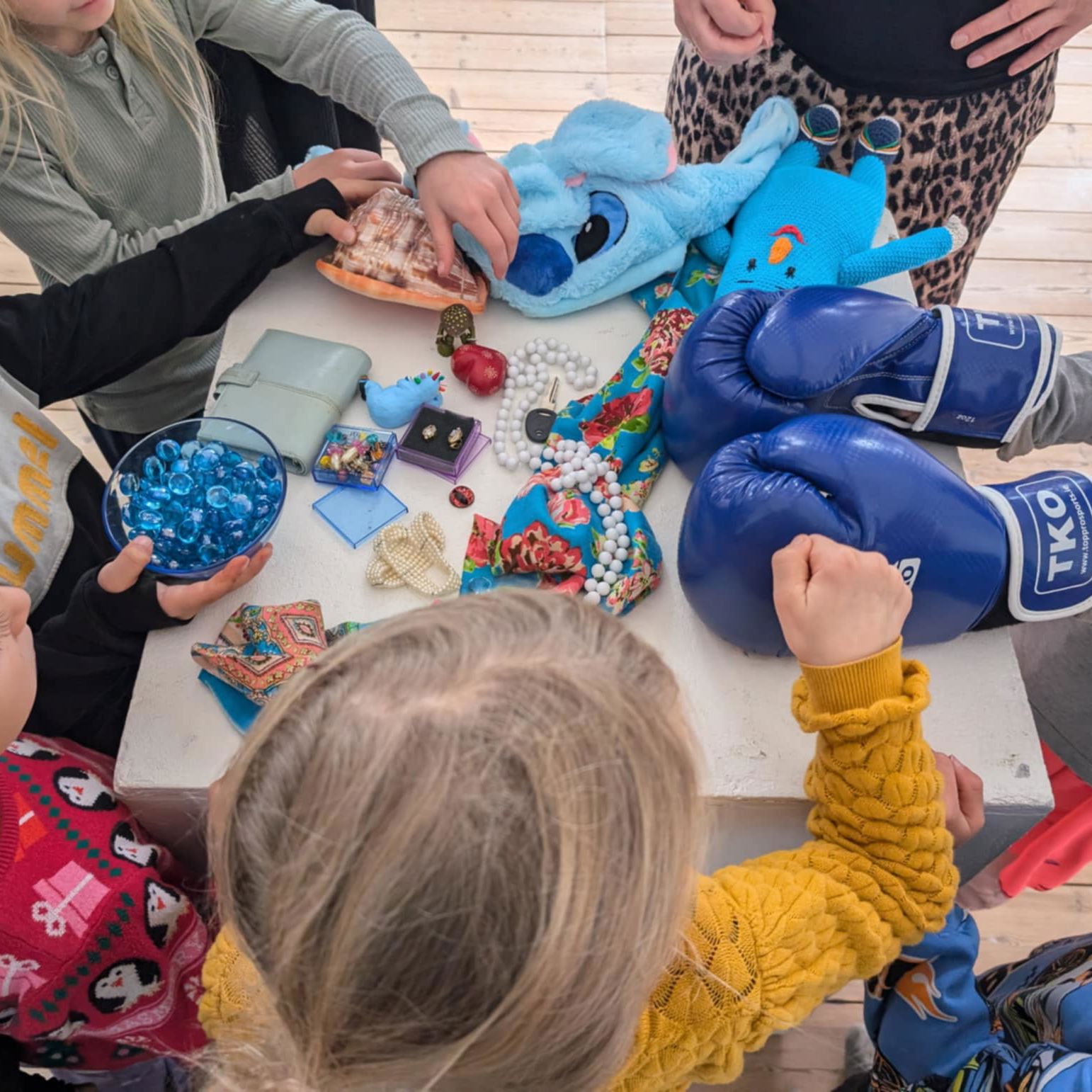 Elever har fundet genstande i udstillingen, de synes er mest spændende