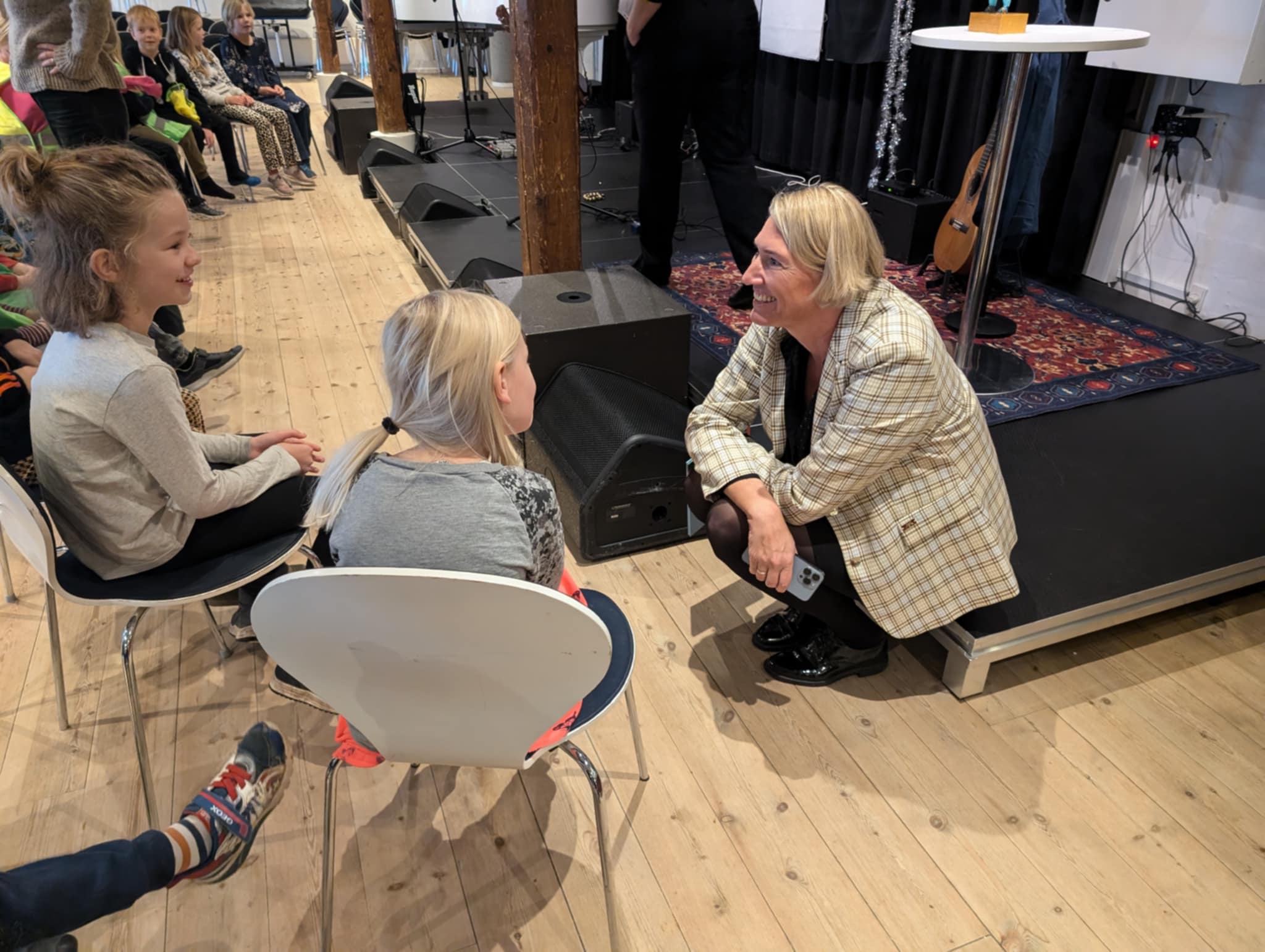 Borgmester Karina Vincentz taler med to elever under Bibber-ferniseringen