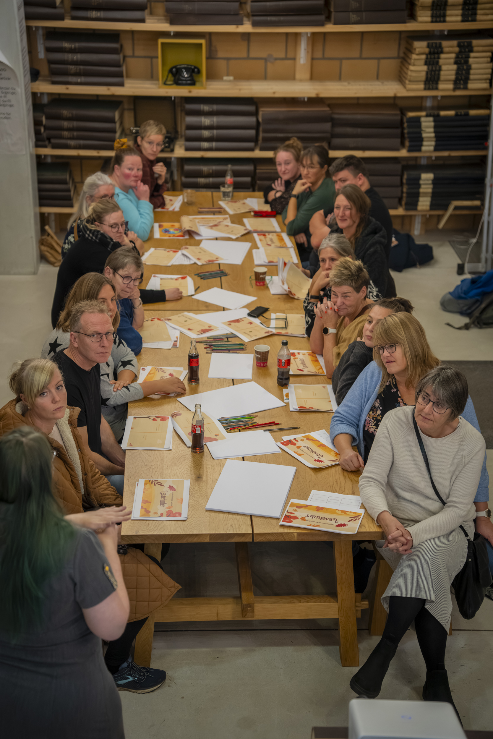 Kursusdeltagere ved bord