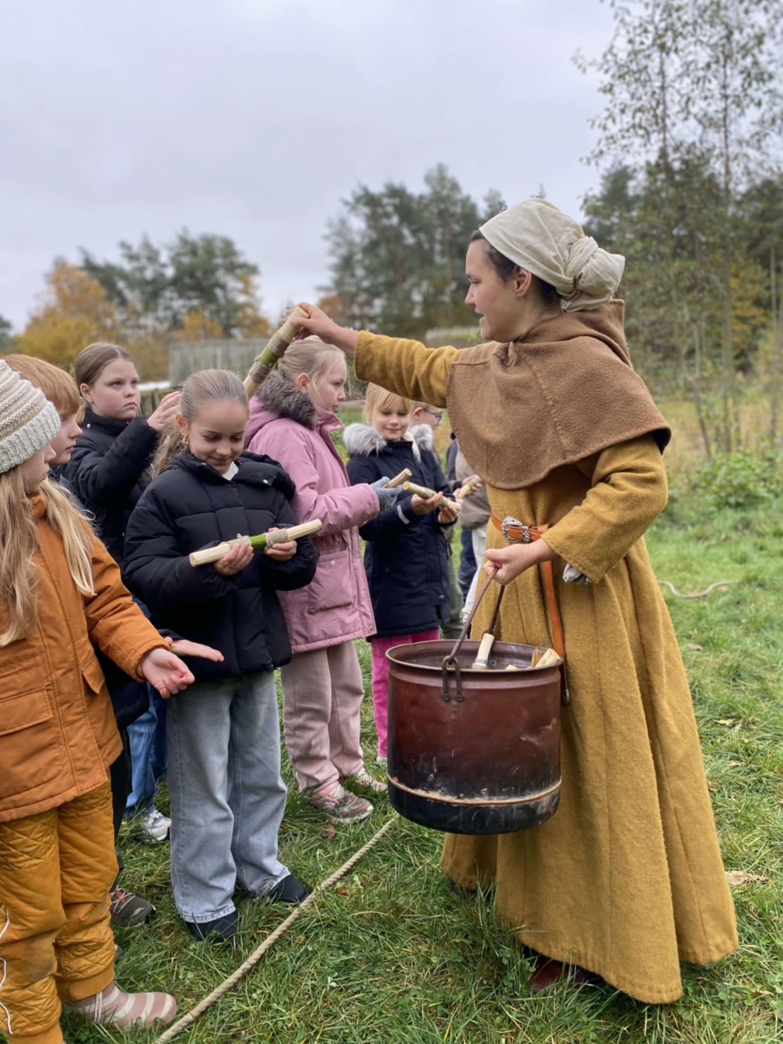 Elever får pinde, de skal bruge til deres middelalderleg