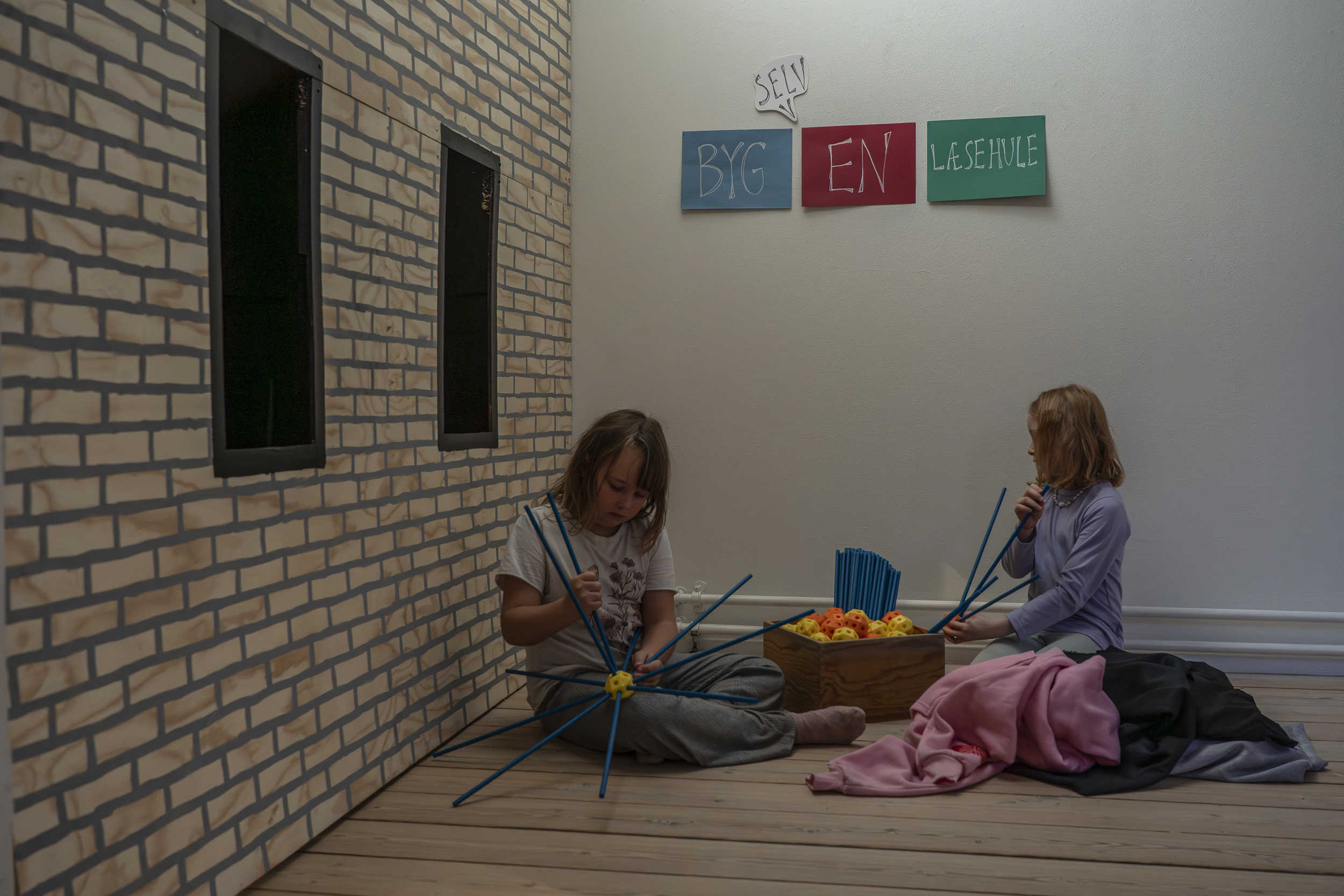 Piger bygger læsehule