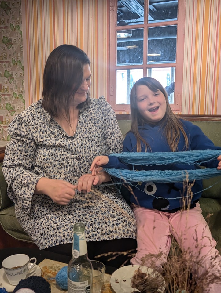Mor med 9-årige datter til strikkecafé