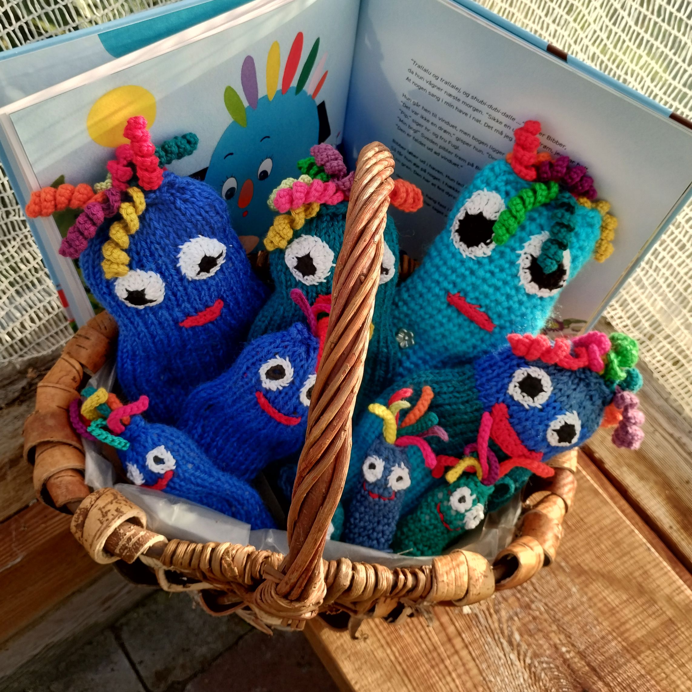 Kurv af strikkede bibbere