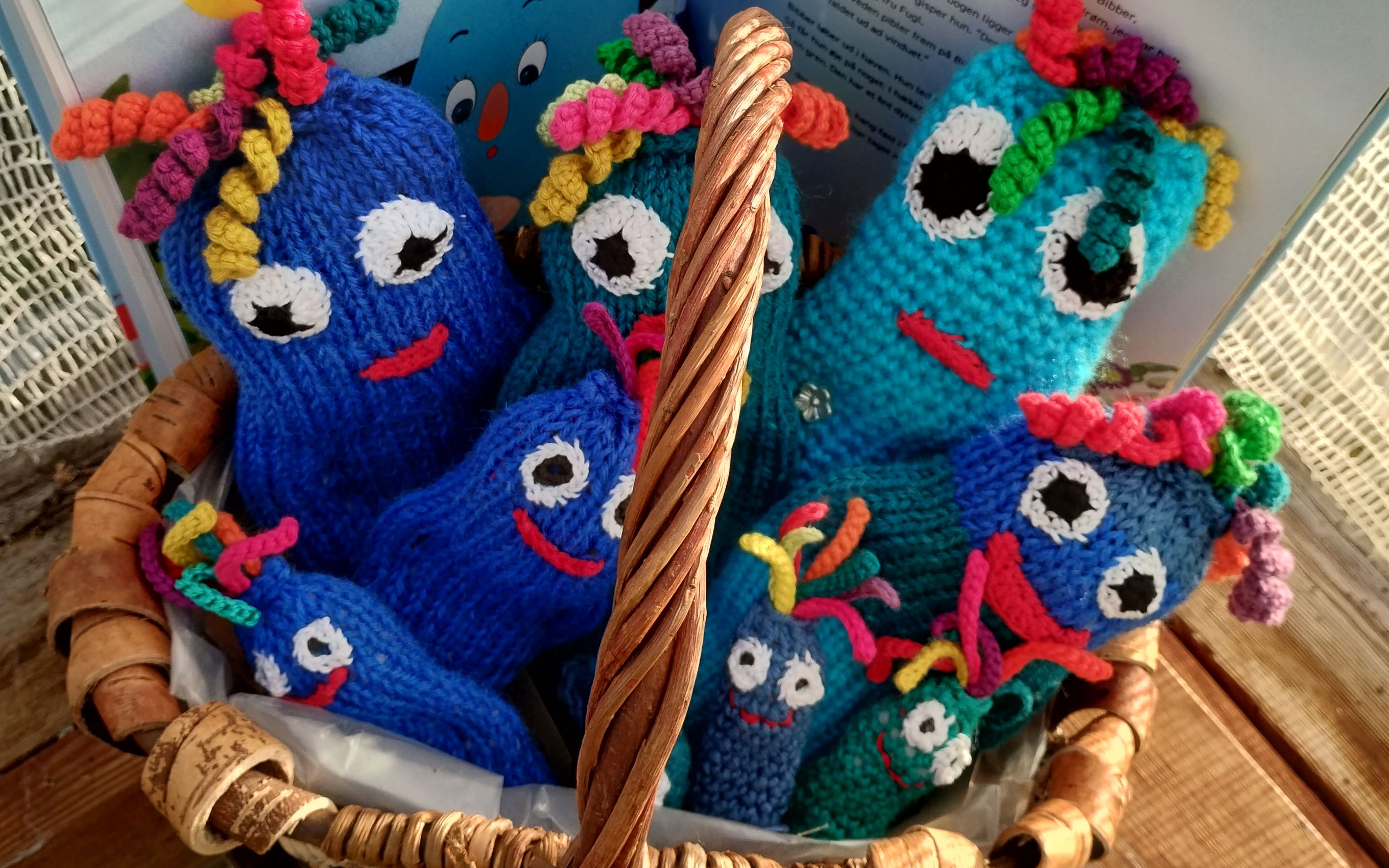 Kurv af strikkede bibbere