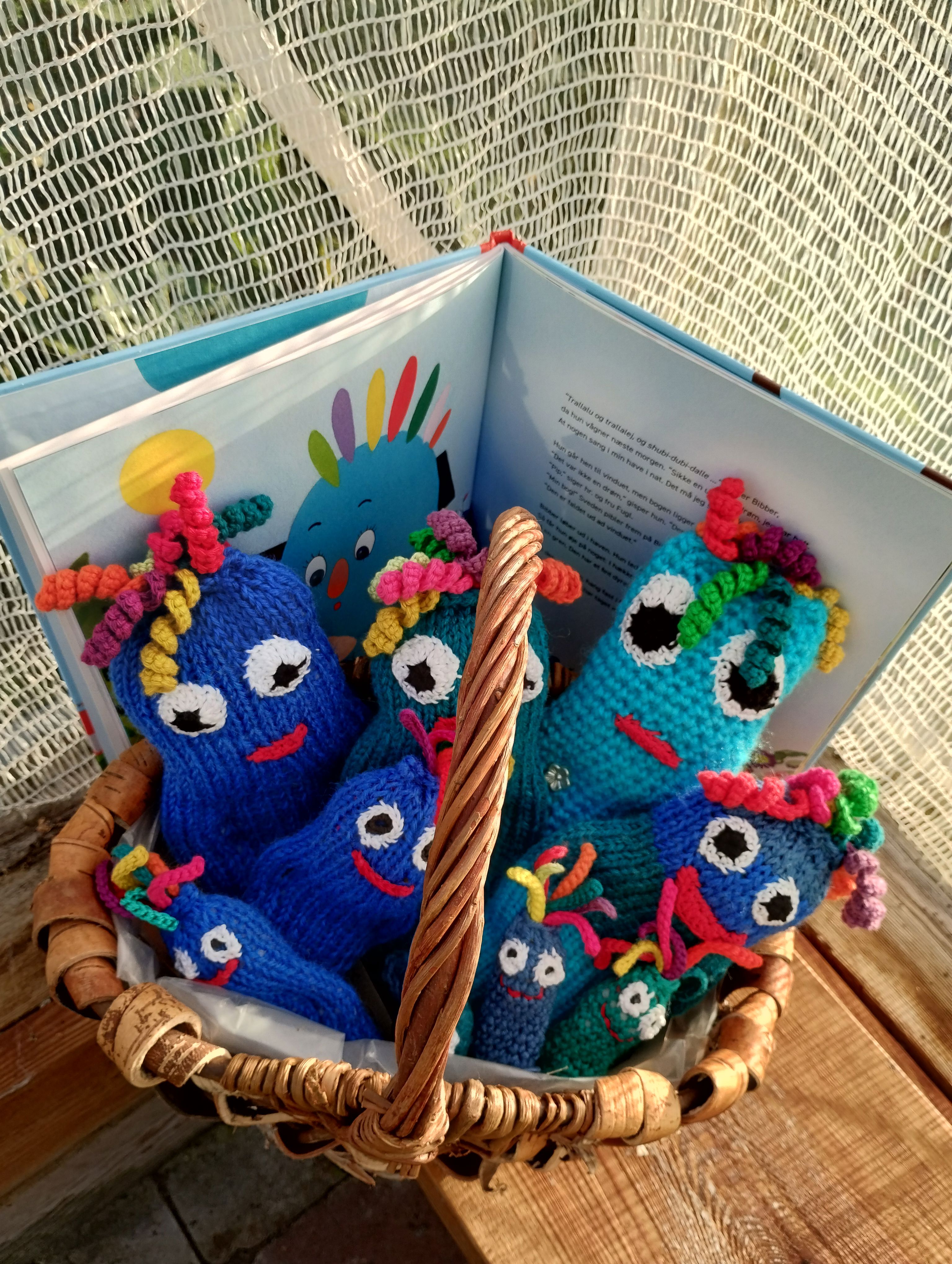 Kurv af strikkede bibbere