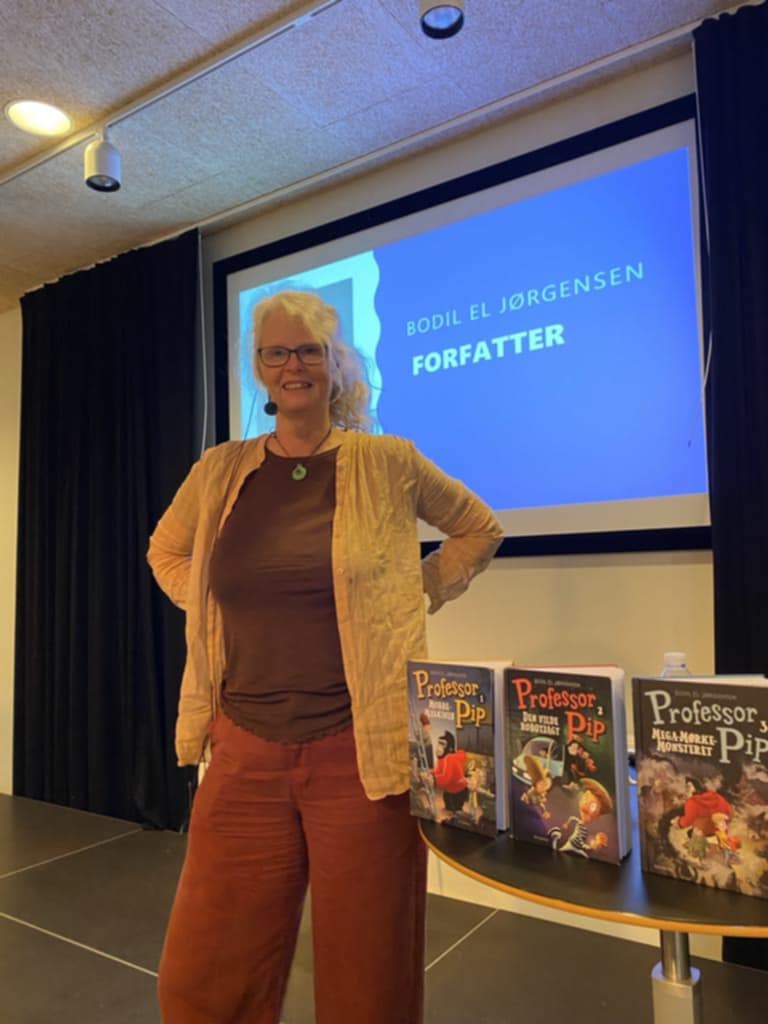 Forfatter Bodil El Jørgensen holder forfatterforedrag for 2.-3. klasser i Aksen