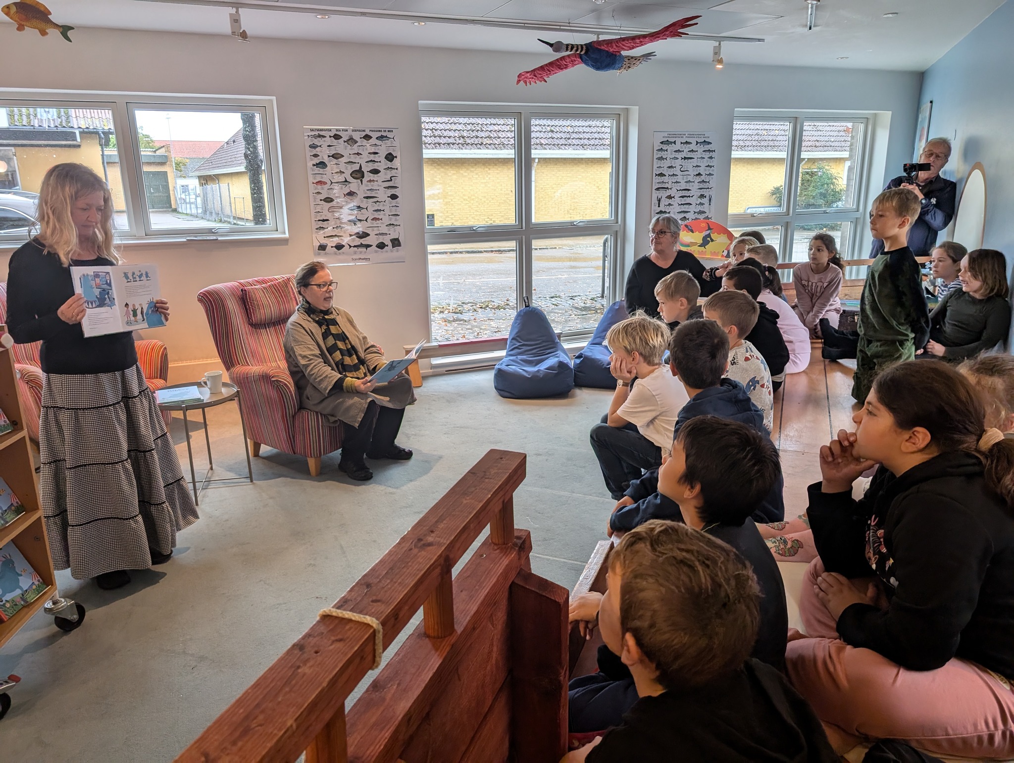 Tove Krebs Lange læser billedbogen Bibber højt for 1.a fra Nykøbing Skole