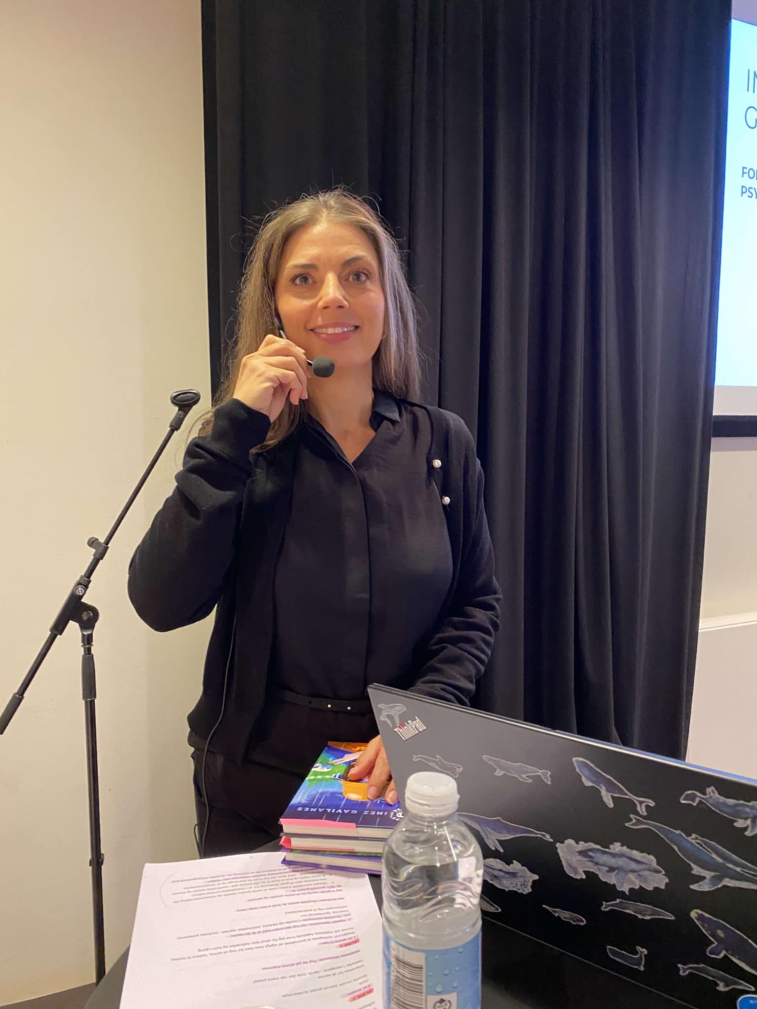 Forfatter Inez Gavilanes holder forfatterforedrag i Aksen om sin serie "Happy Camper"