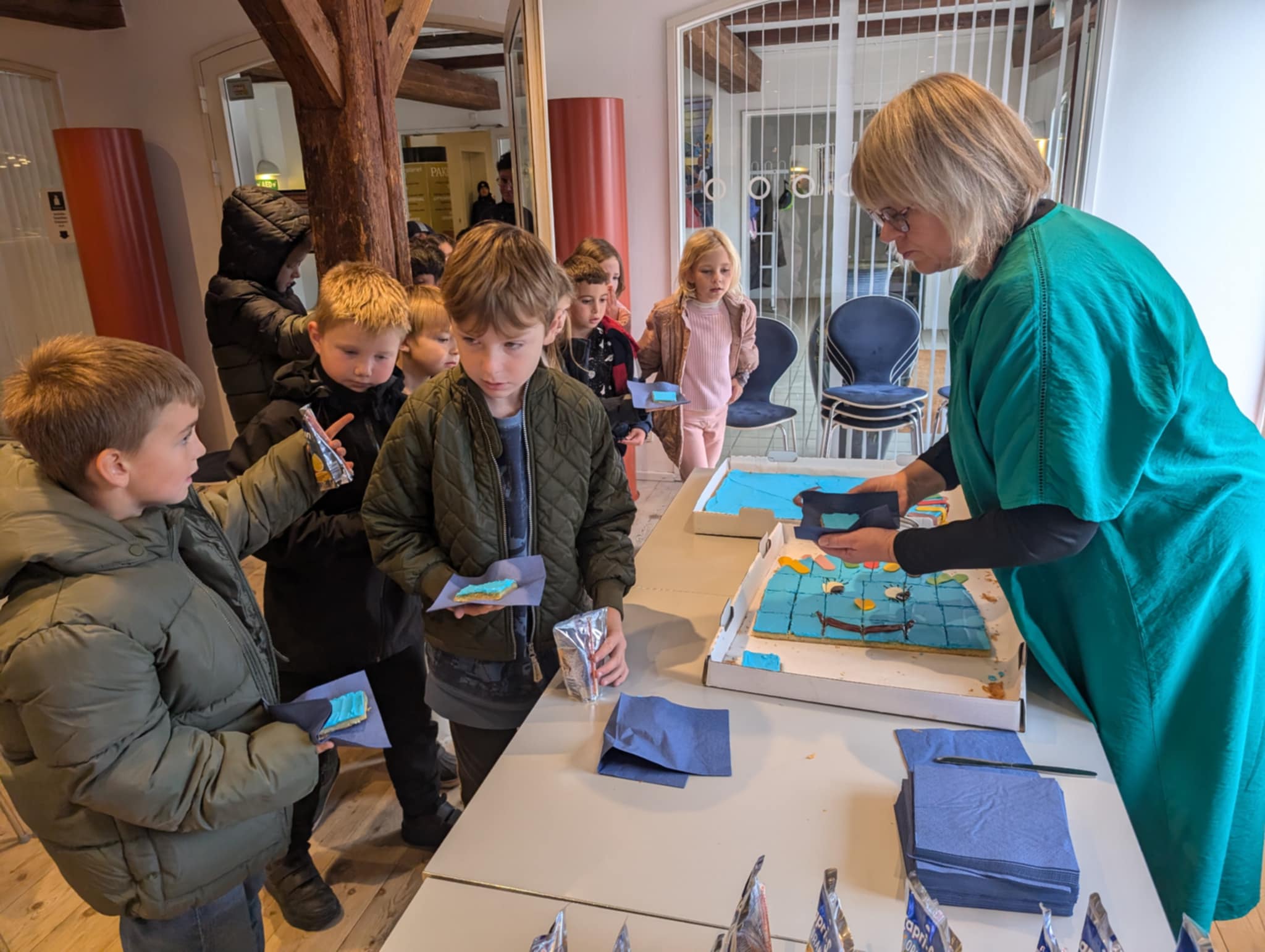 Elever modtager Bibber-kagemand til fernisering