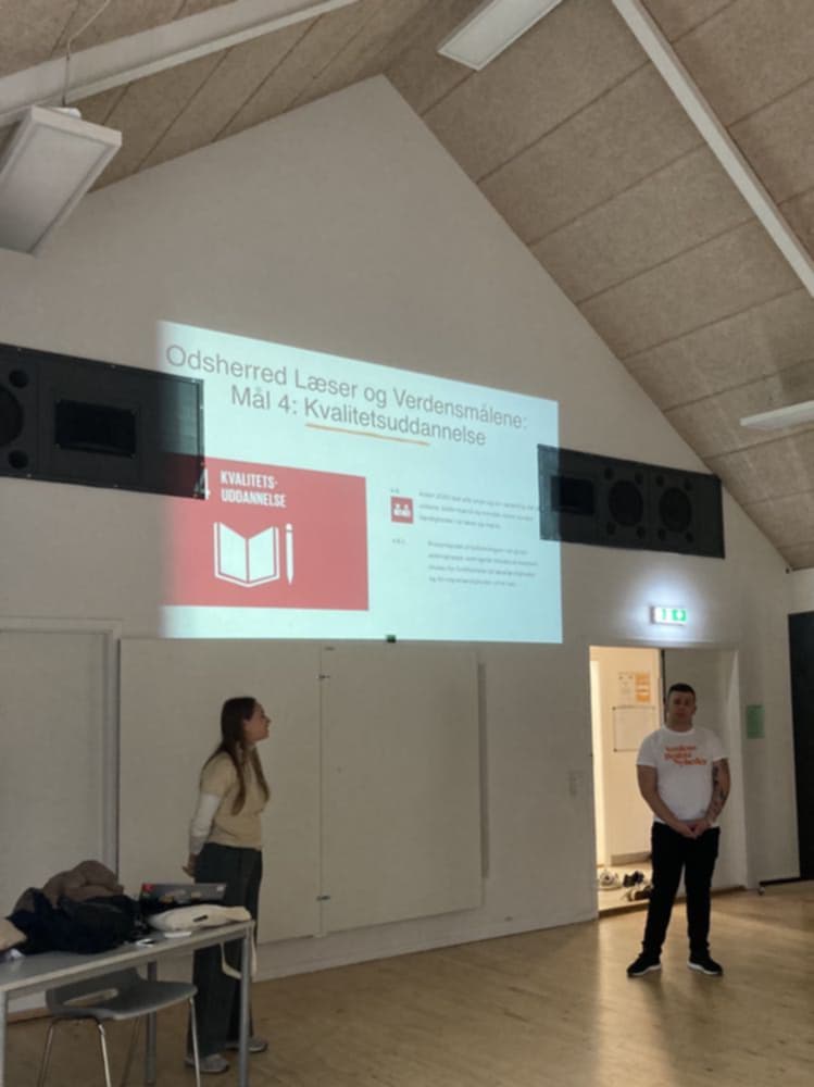 Verdensmålsambassadører fra Verdens Bedste Nyheder fortæller, hvordan Odsherred Læser passer ind i Verdensmål nr. 4 om kvalitetsuddannelse