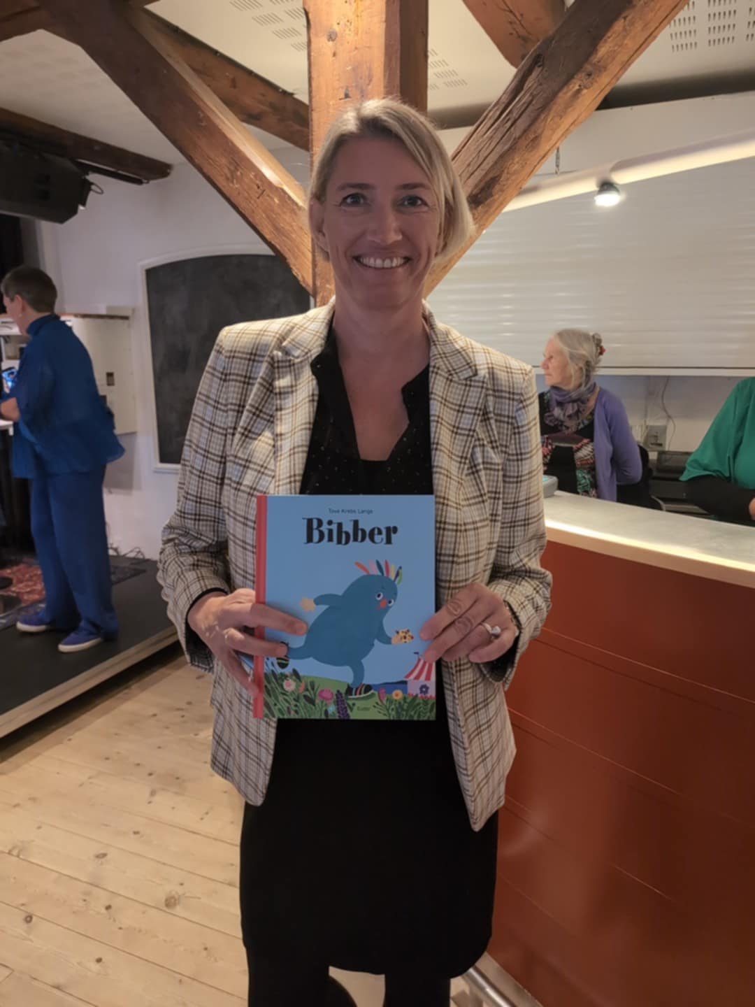 Borgmester Karina Vincentz poserer med Bibber-bog